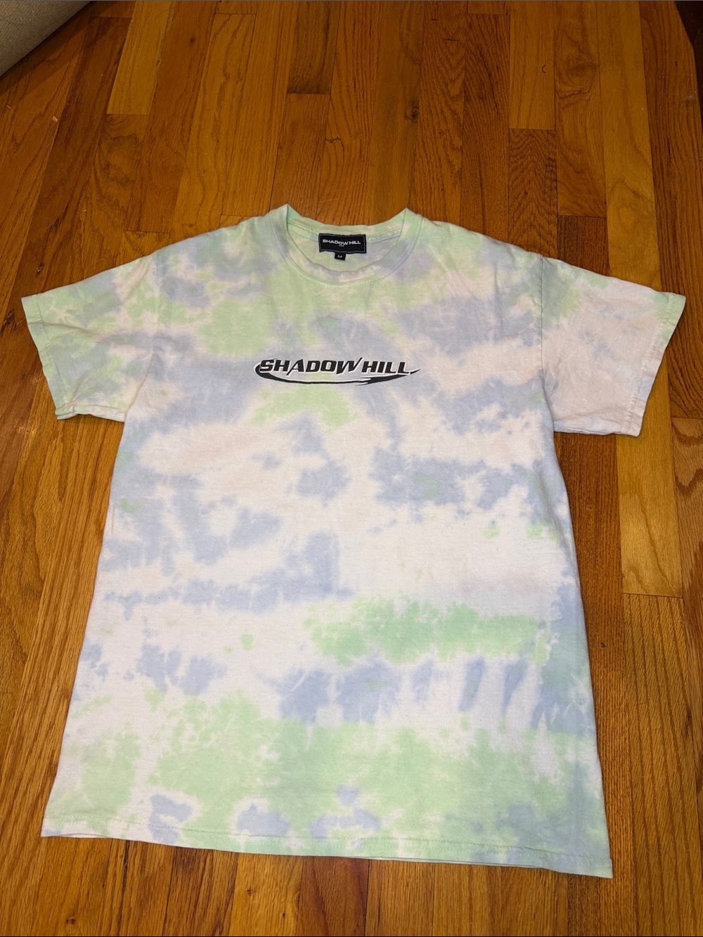 SHADOW HILL T-shirt size medium tie dye light green and pale blue logo in black